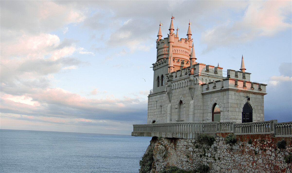 Fotobehang zwaluwnest bij dageraad