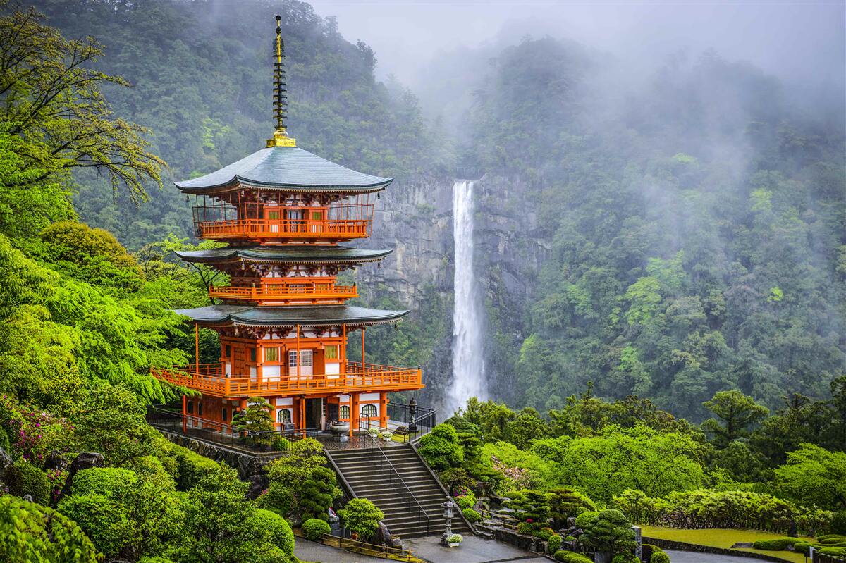 Fotobehang Japanse pagode bij een waterval