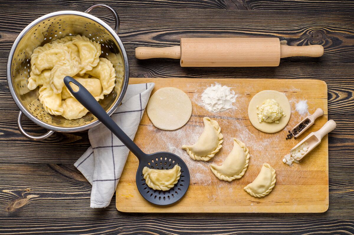 Fotobehang het zorgvuldige proces van het bereiden van de knoedels