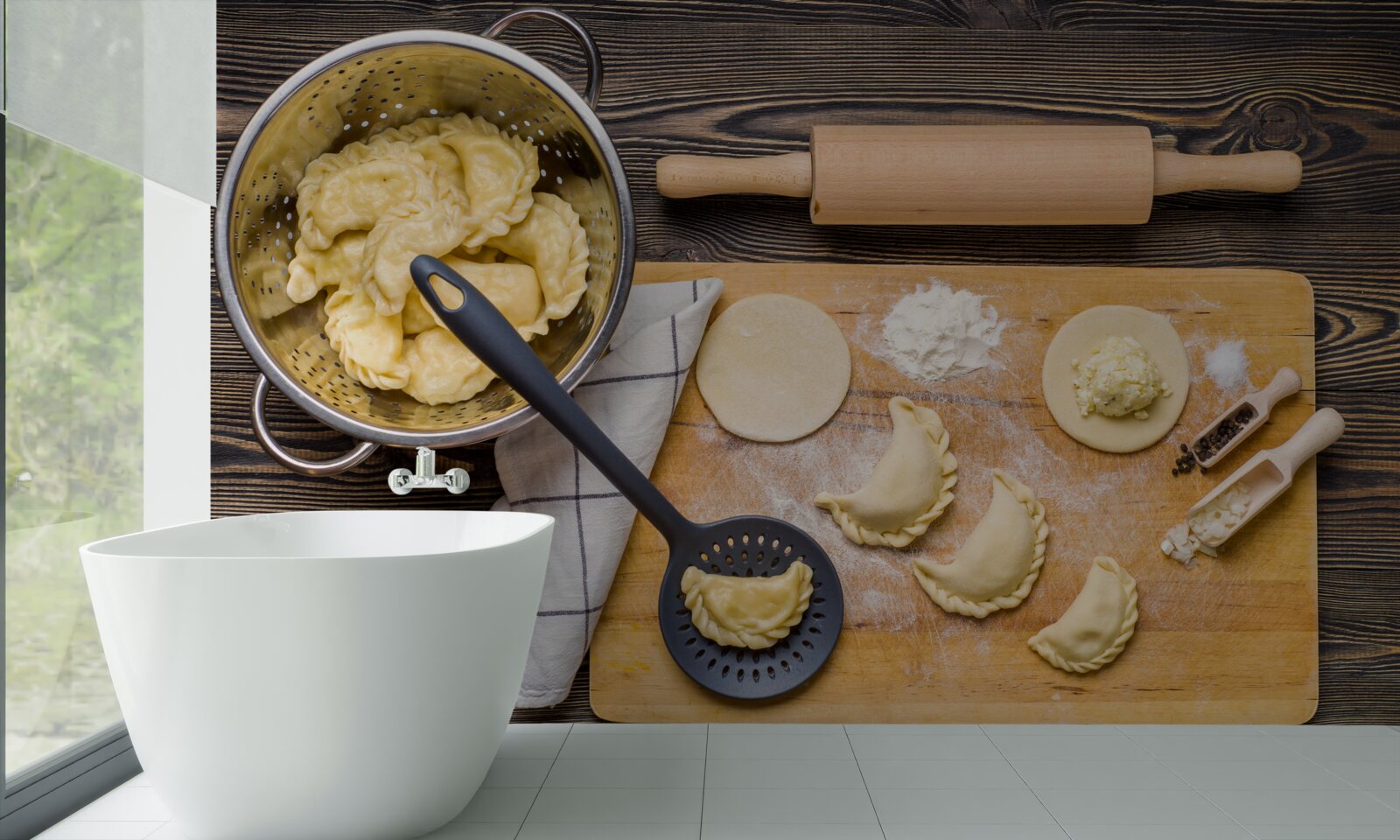 Fotobehang het zorgvuldige proces van het bereiden van de knoedels