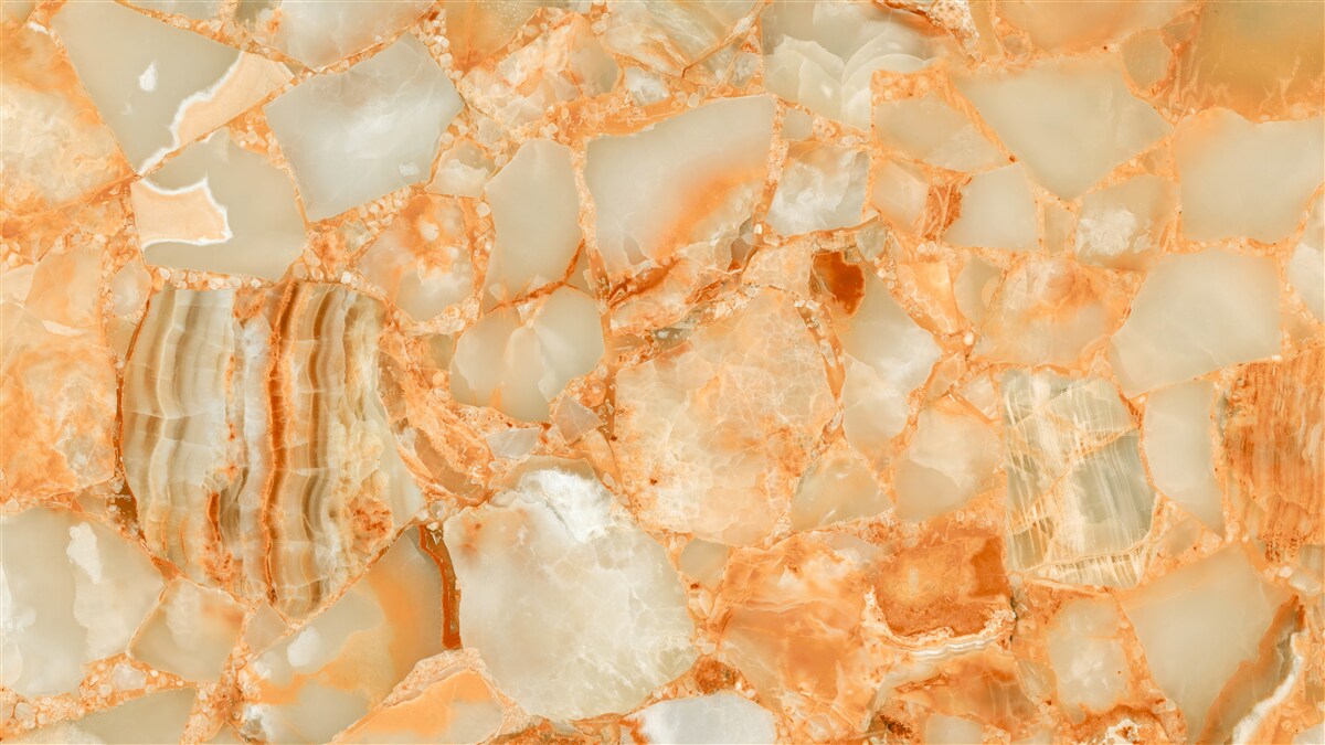 Fotobehang schakeringen van amber in de druppels op de steen