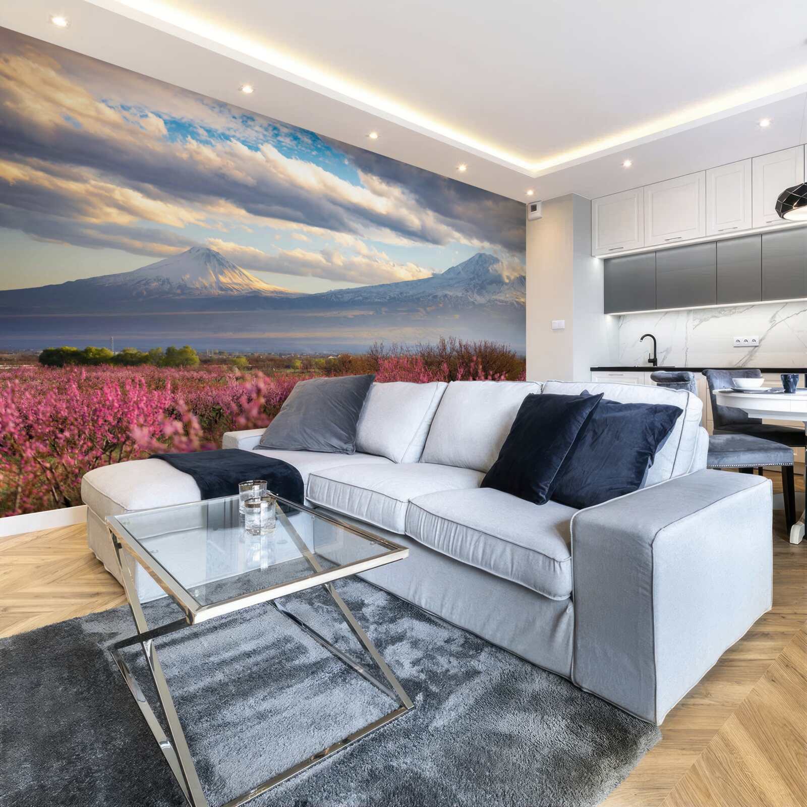 Fotobehang Aan de voet van de bergen staan de kersenbomen trots in bloei