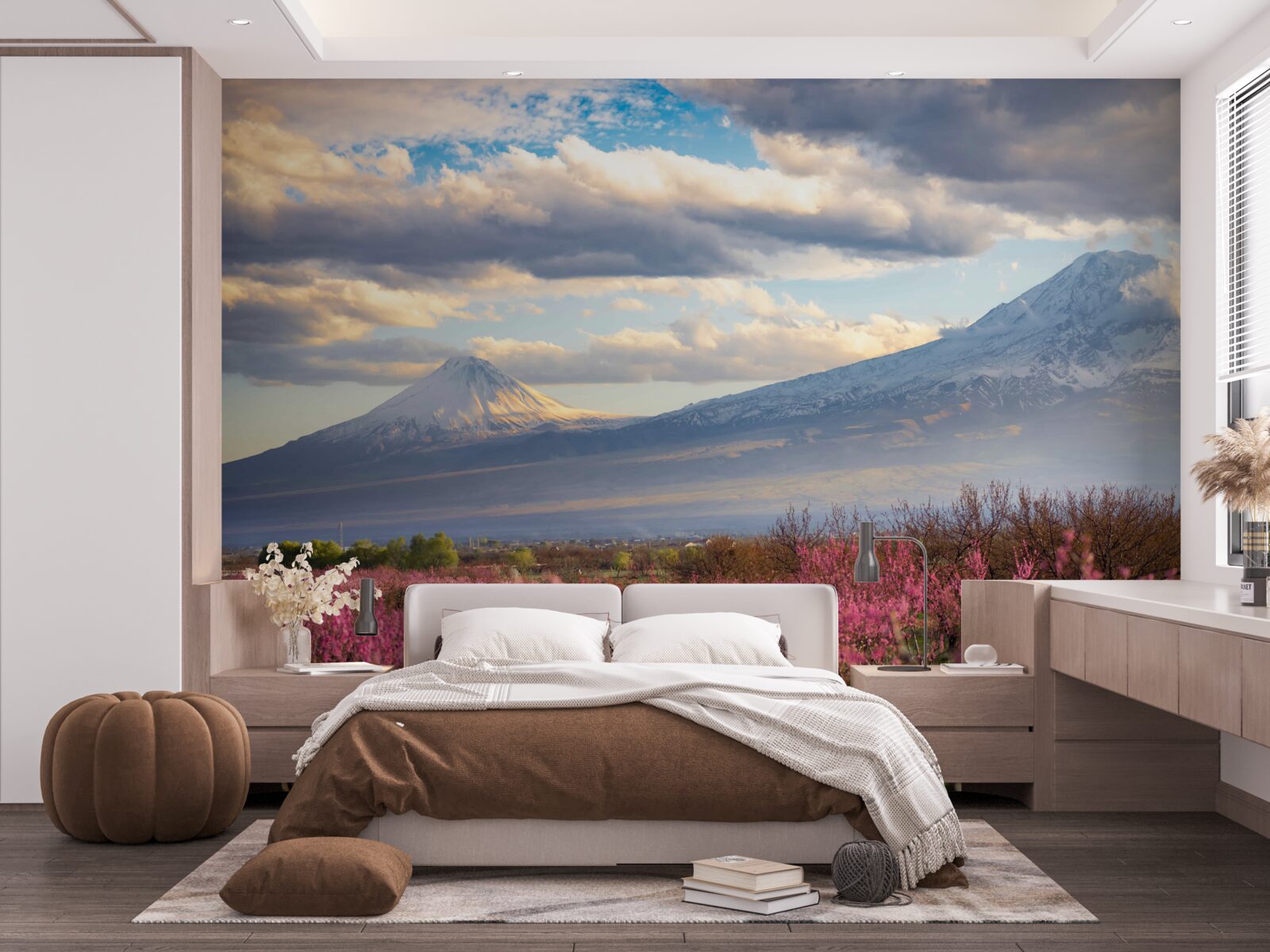 Fotobehang Aan de voet van de bergen staan de kersenbomen trots in bloei