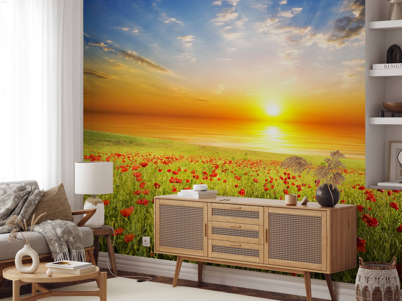 Fotobehang deze zomerse zonsondergang op een weiland bezaaid met klaprozen is vol kleur