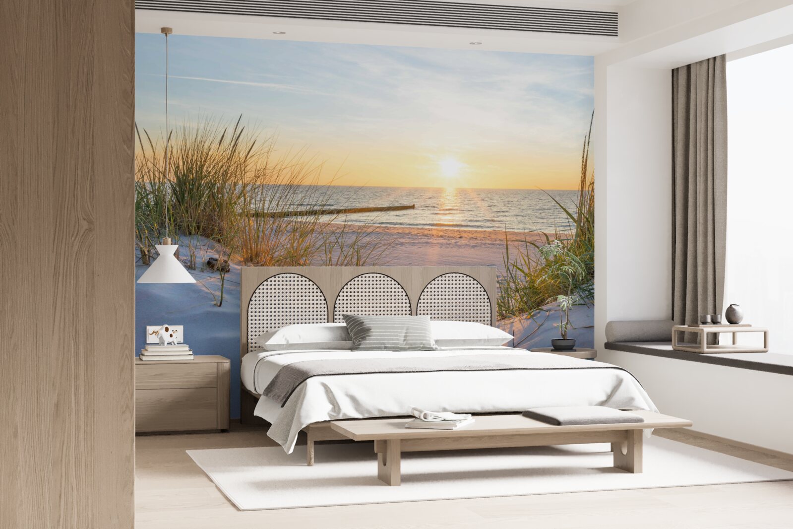 Fotobehang het zandstrand is versierd met groen gras