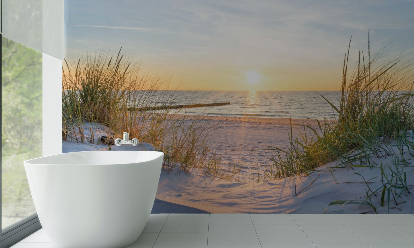 Fotobehang het zandstrand is versierd met groen gras