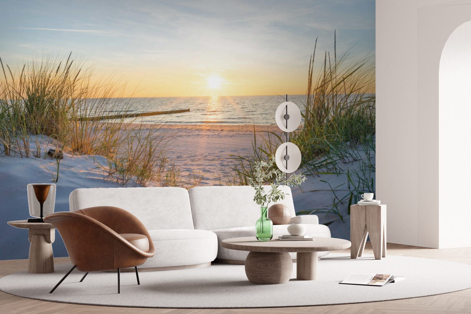 Fotobehang het zandstrand is versierd met groen gras