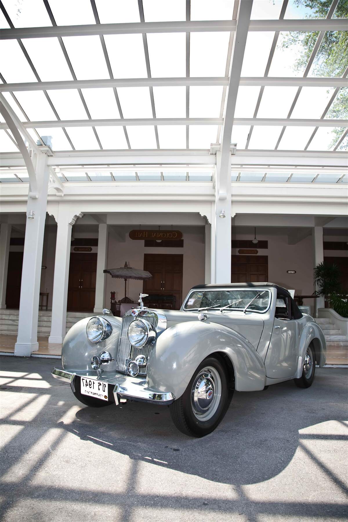 Fotobehang oude grijze auto bij het gebouw