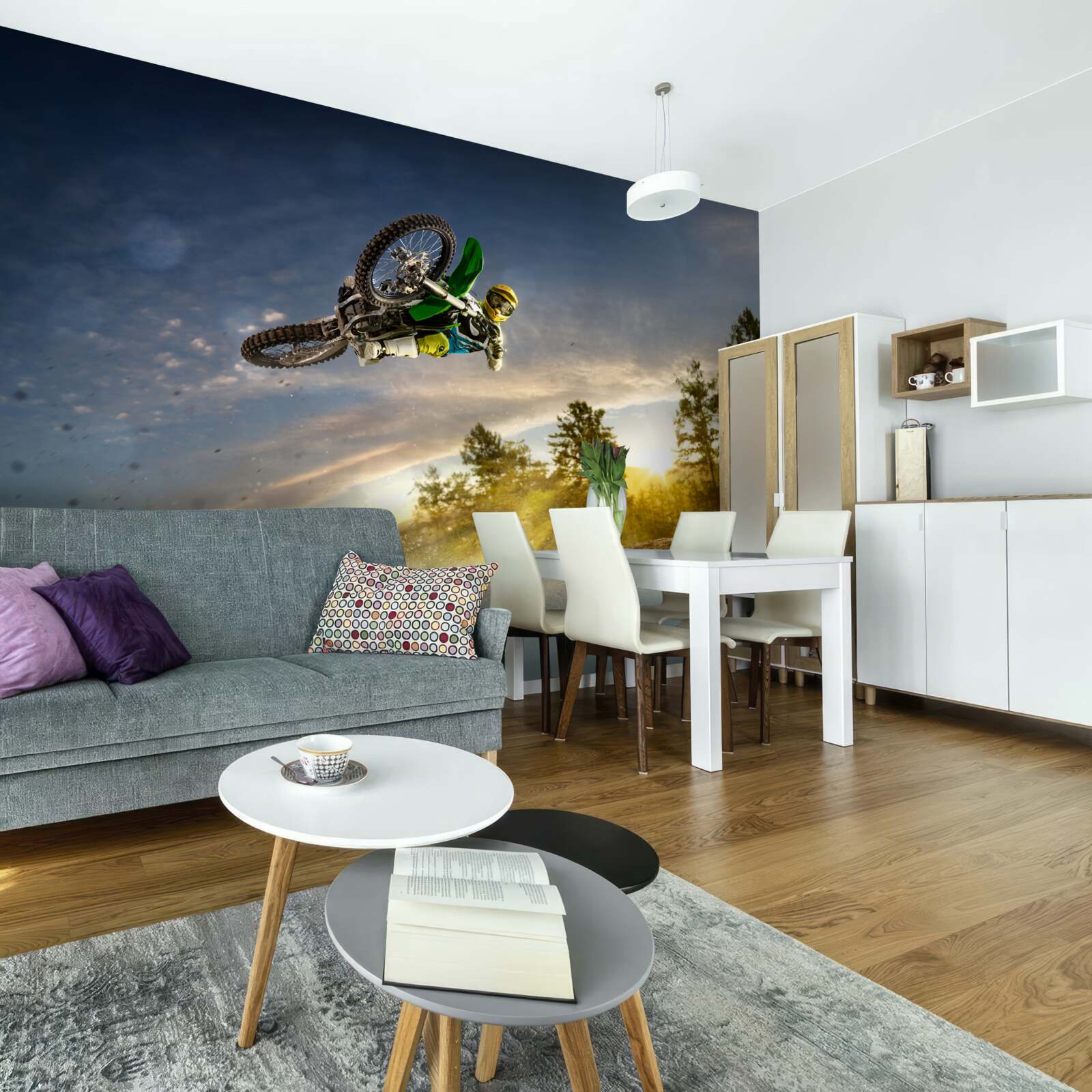 Fotobehang springen op een motor bij zonsondergang