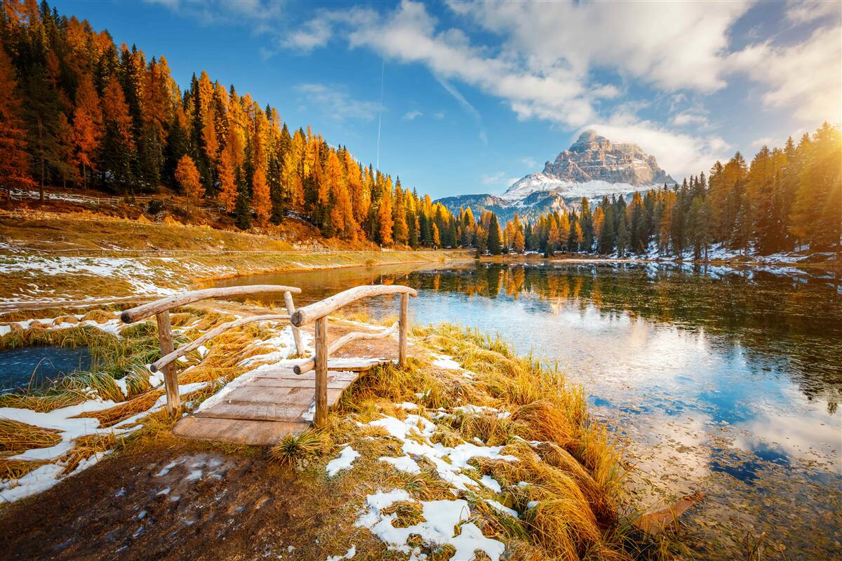 Fotobehang herfstlandschap met een berg aan de horizon