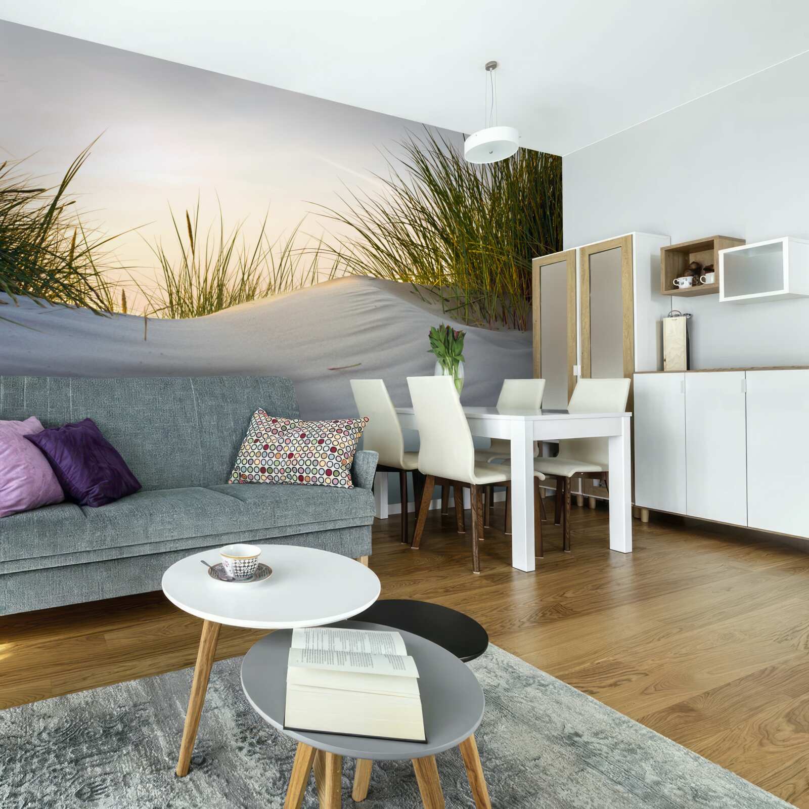 Fotobehang strandzand omringd door groen bij zonsopgang