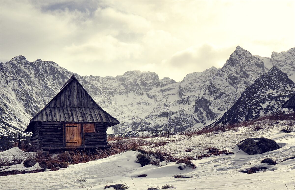 Fotobehang comfortabel huis te midden van ijzige bergen