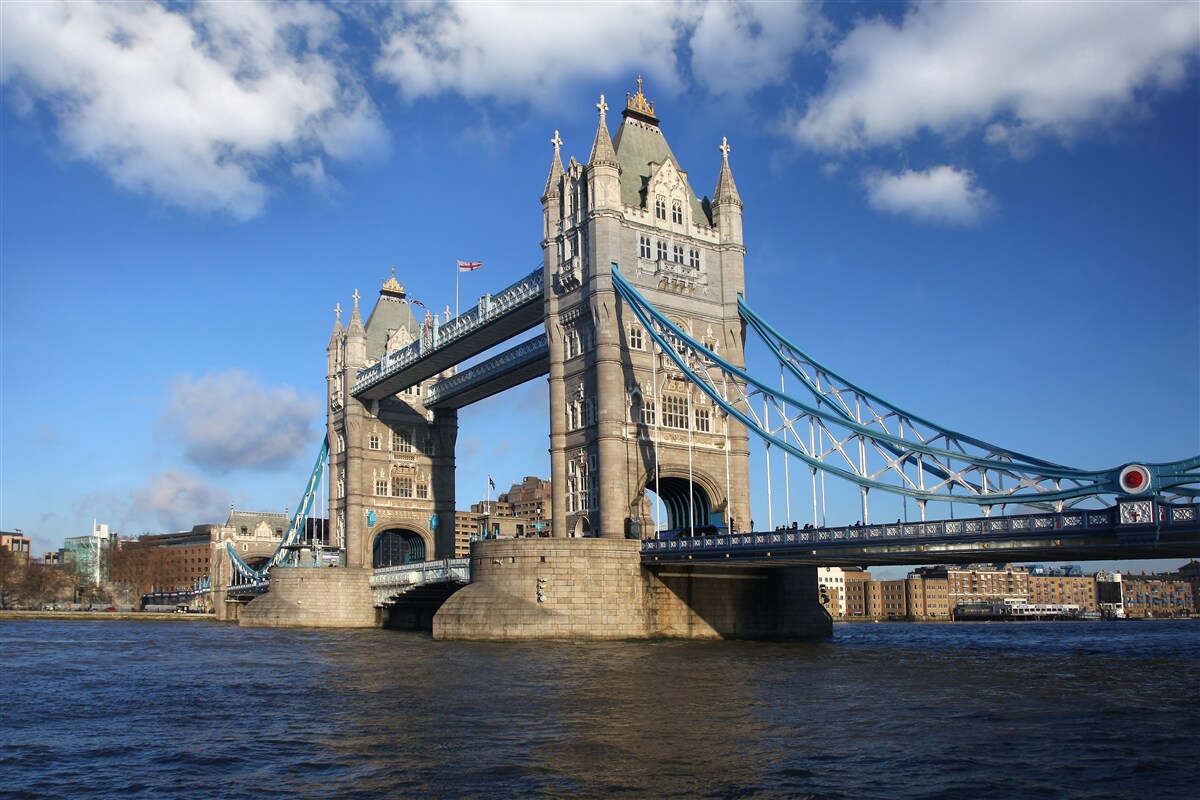 Fotobehang torenbrug die zich uitstrekt over het kalme oppervlak van de rivier