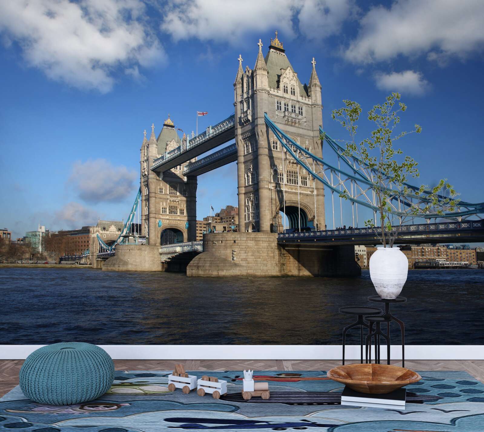 Fotobehang torenbrug die zich uitstrekt over het kalme oppervlak van de rivier