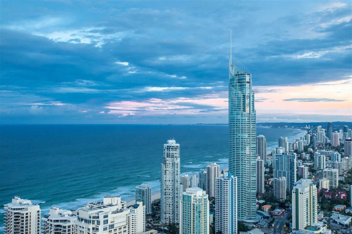 Fotobehang gigantische stad aan de kust