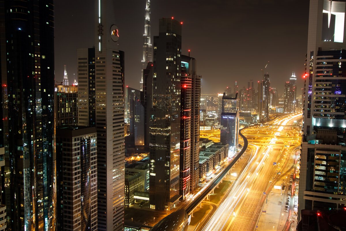 Fotobehang de nachtlaan is omgeven door woongebouwen met meerdere verdiepingen