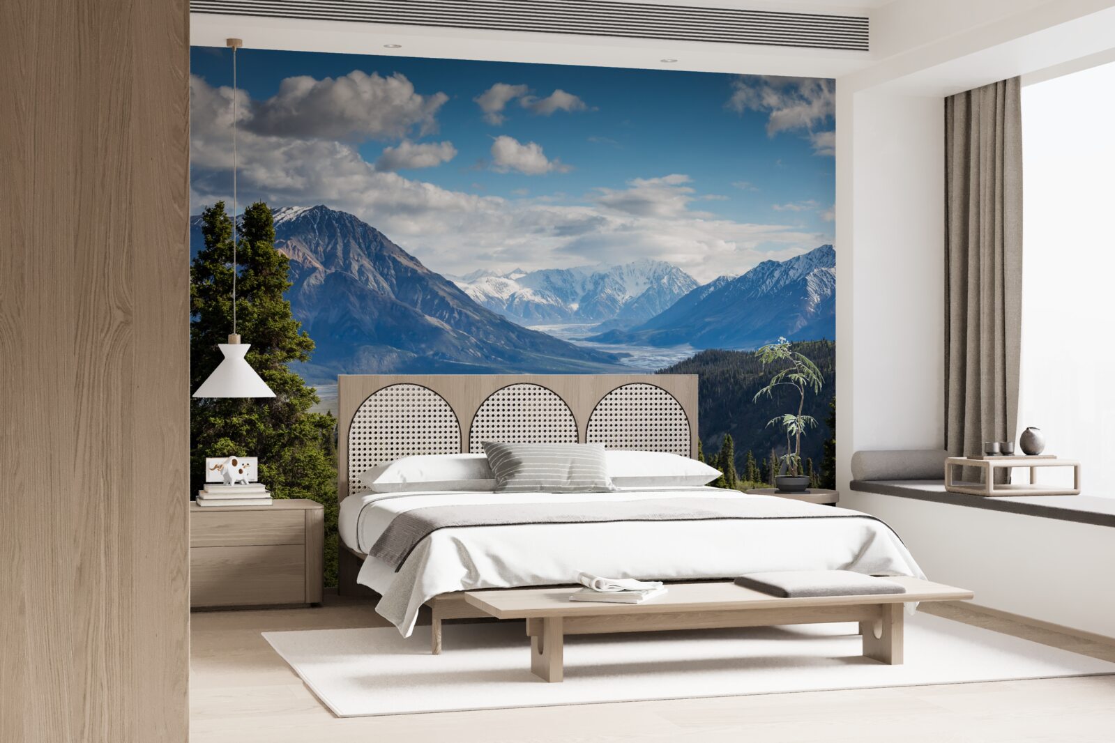 Fotobehang een tak van de bergen met daarop bomen aan de rand van het bos