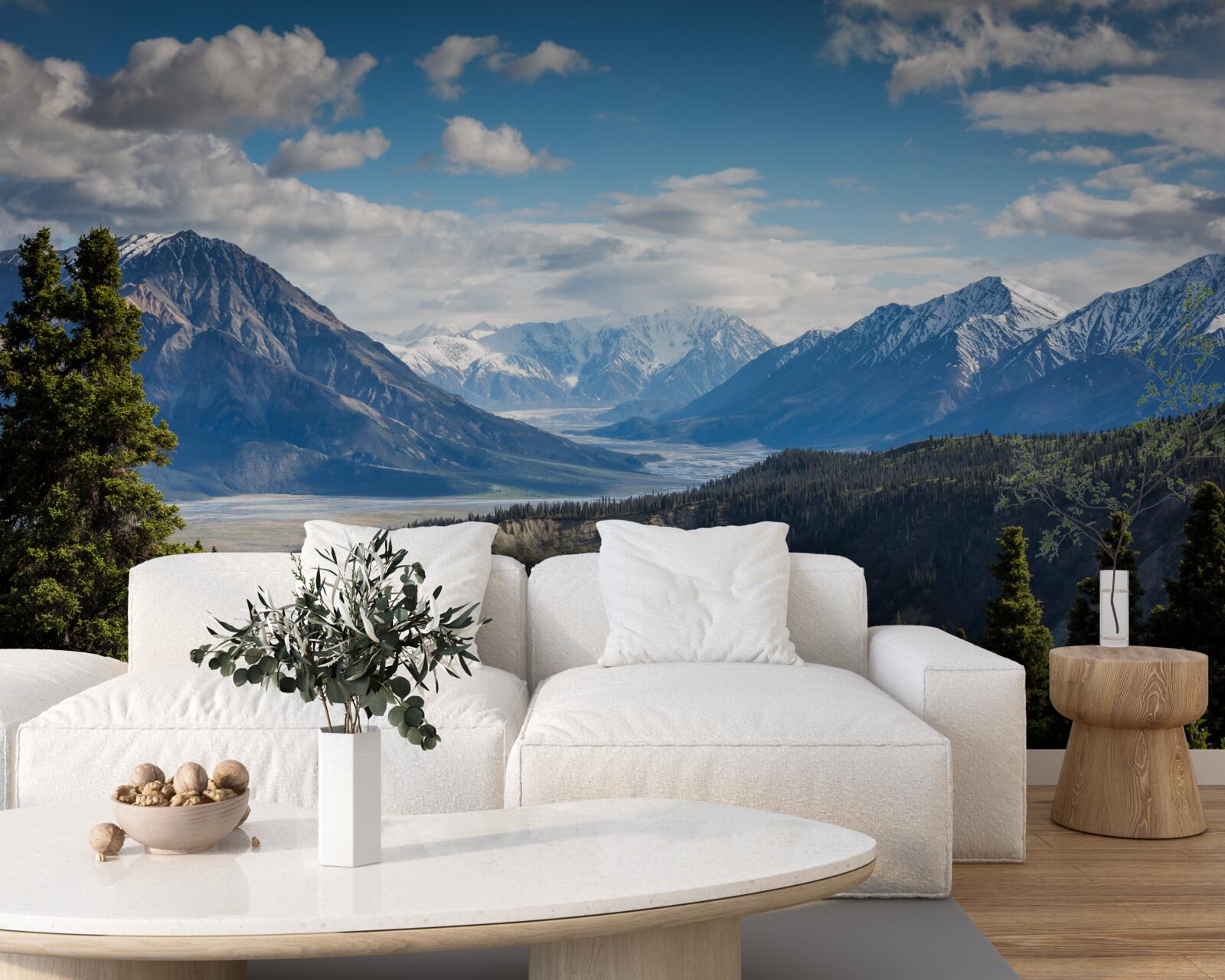 Fotobehang een tak van de bergen met daarop bomen aan de rand van het bos