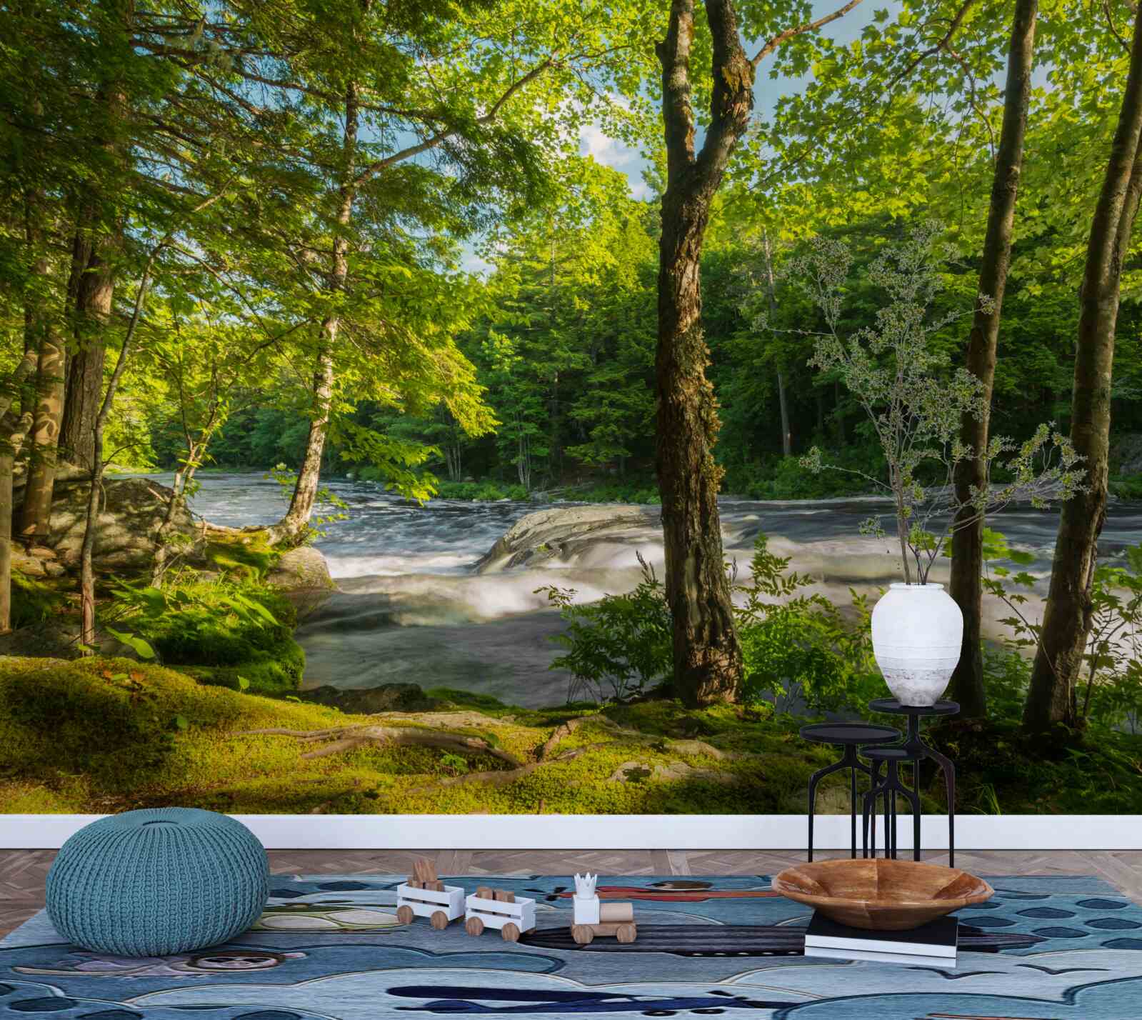 Fotobehang een lawaaierige rivier in de bergen die door een zonnig bos stroomt