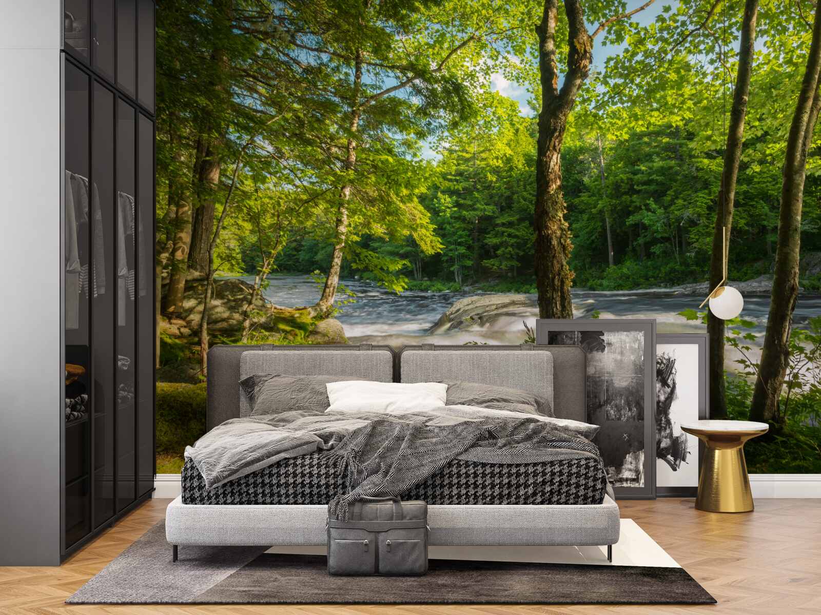 Fotobehang een lawaaierige rivier in de bergen die door een zonnig bos stroomt