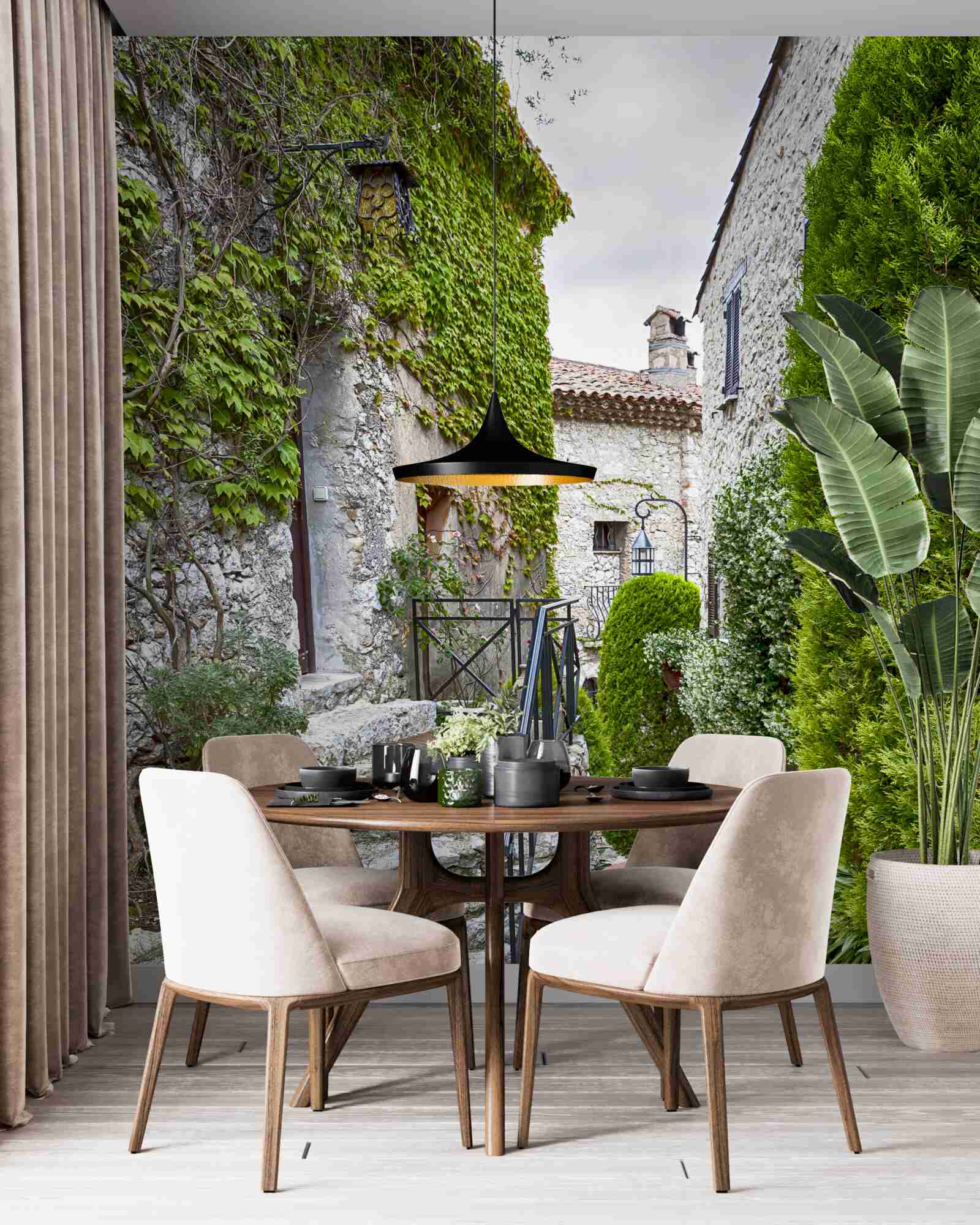 Fotobehang een rustige groene binnenplaats in een oude stad