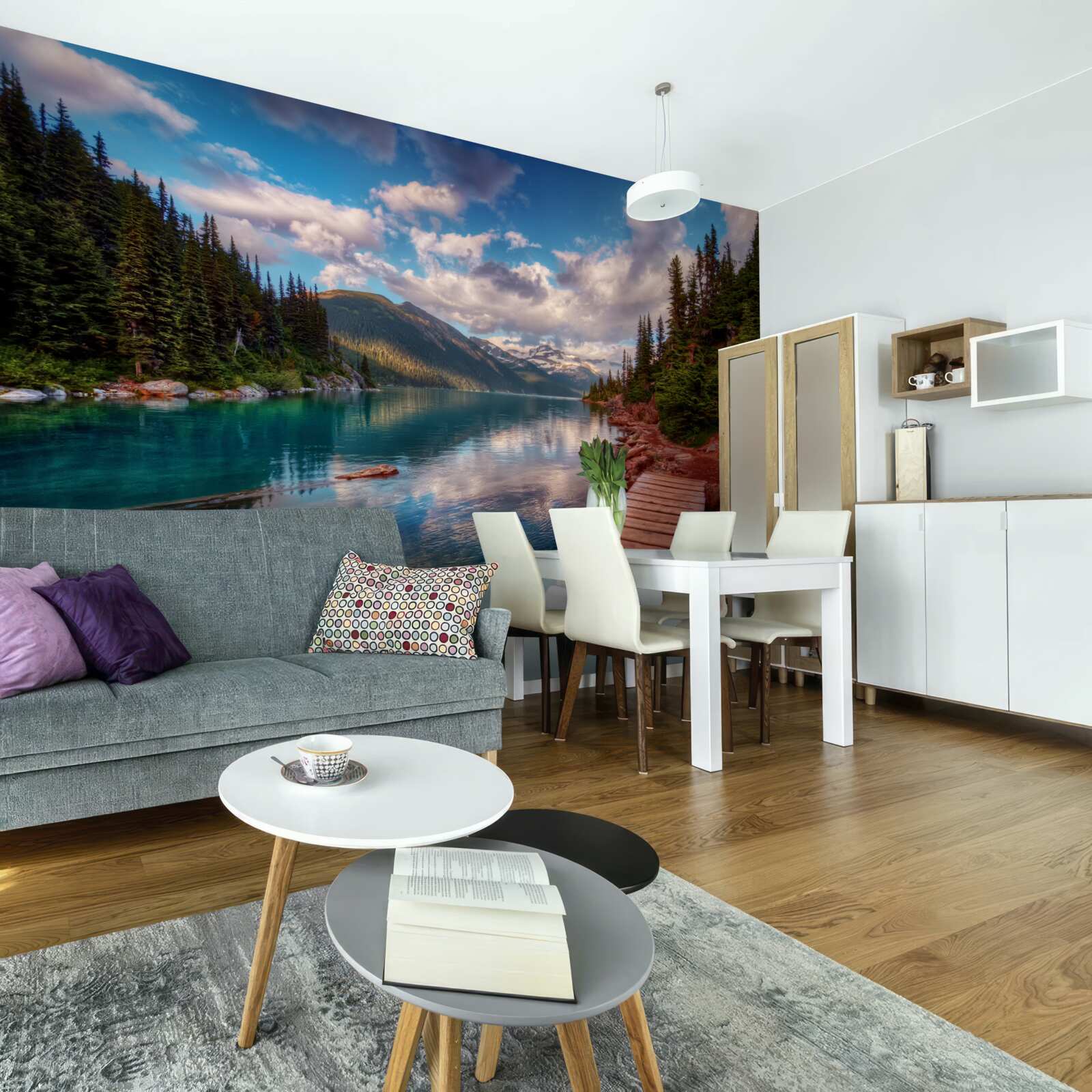 Fotobehang een brug in het bos bij een bergreservoir