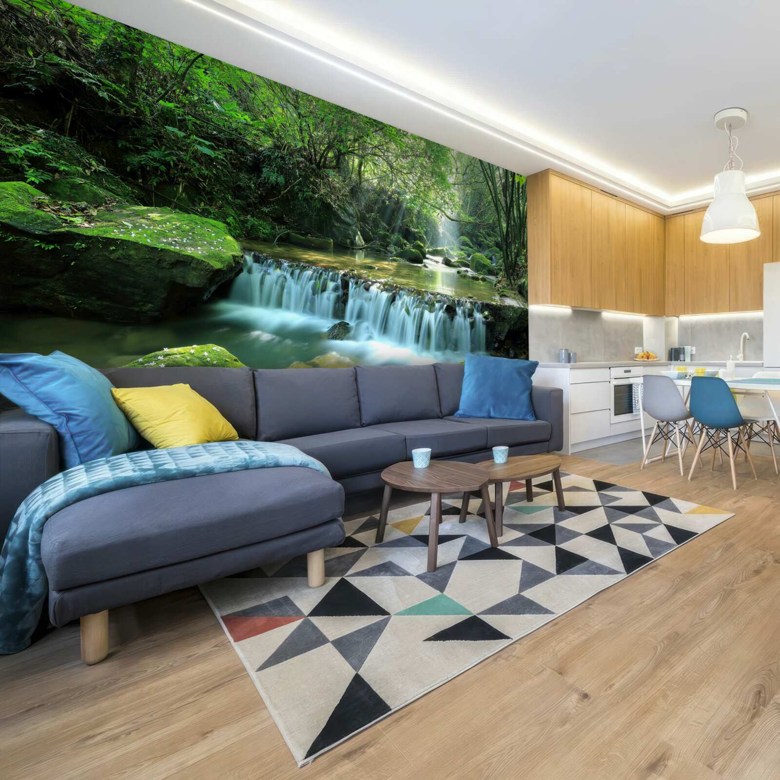 Fotobehang waterval die luidruchtig brede stromen door het groen laat lopen, verlicht door zonnestralen