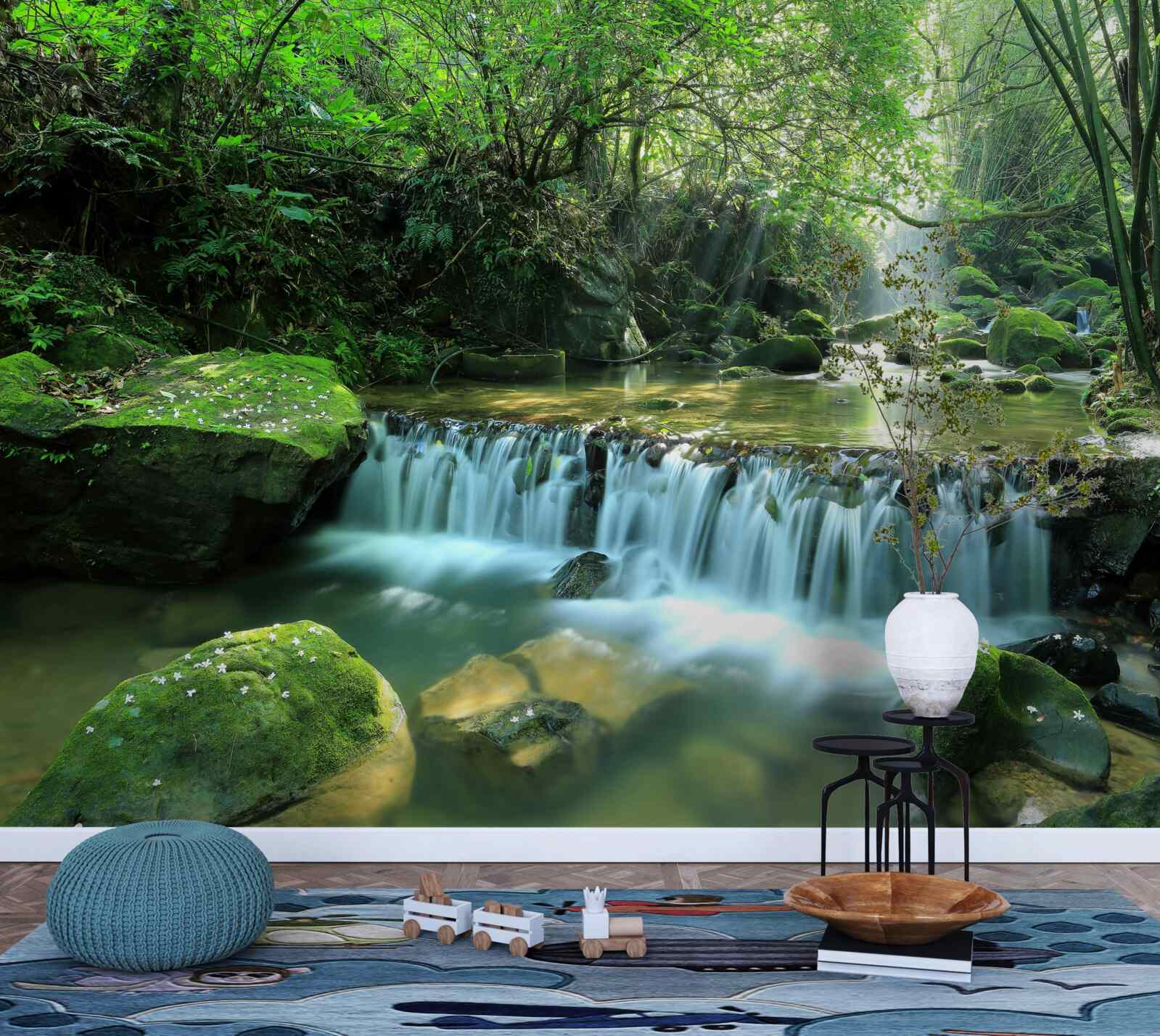 Fotobehang waterval die luidruchtig brede stromen door het groen laat lopen, verlicht door zonnestralen