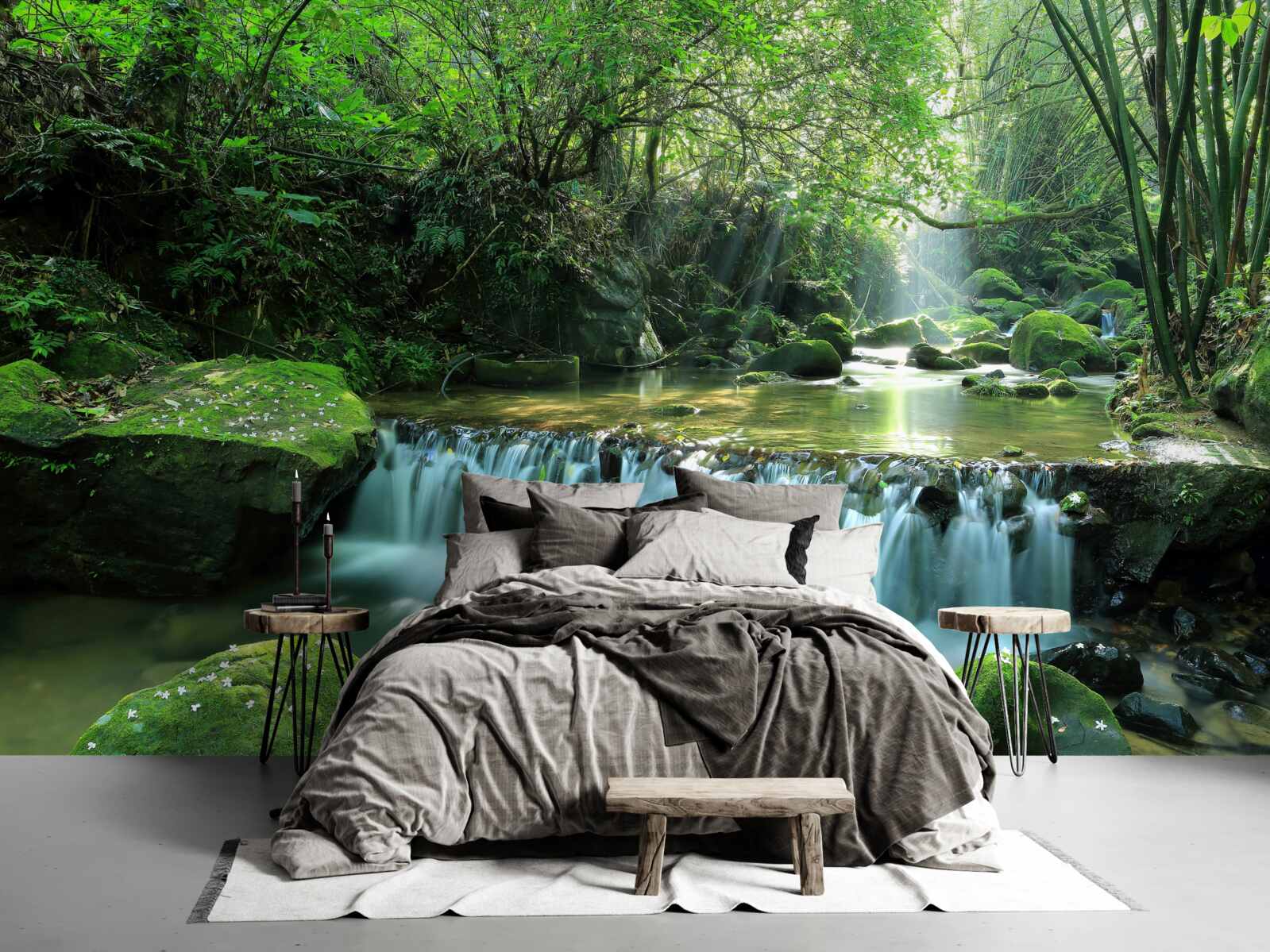 Fotobehang waterval die luidruchtig brede stromen door het groen laat lopen, verlicht door zonnestralen