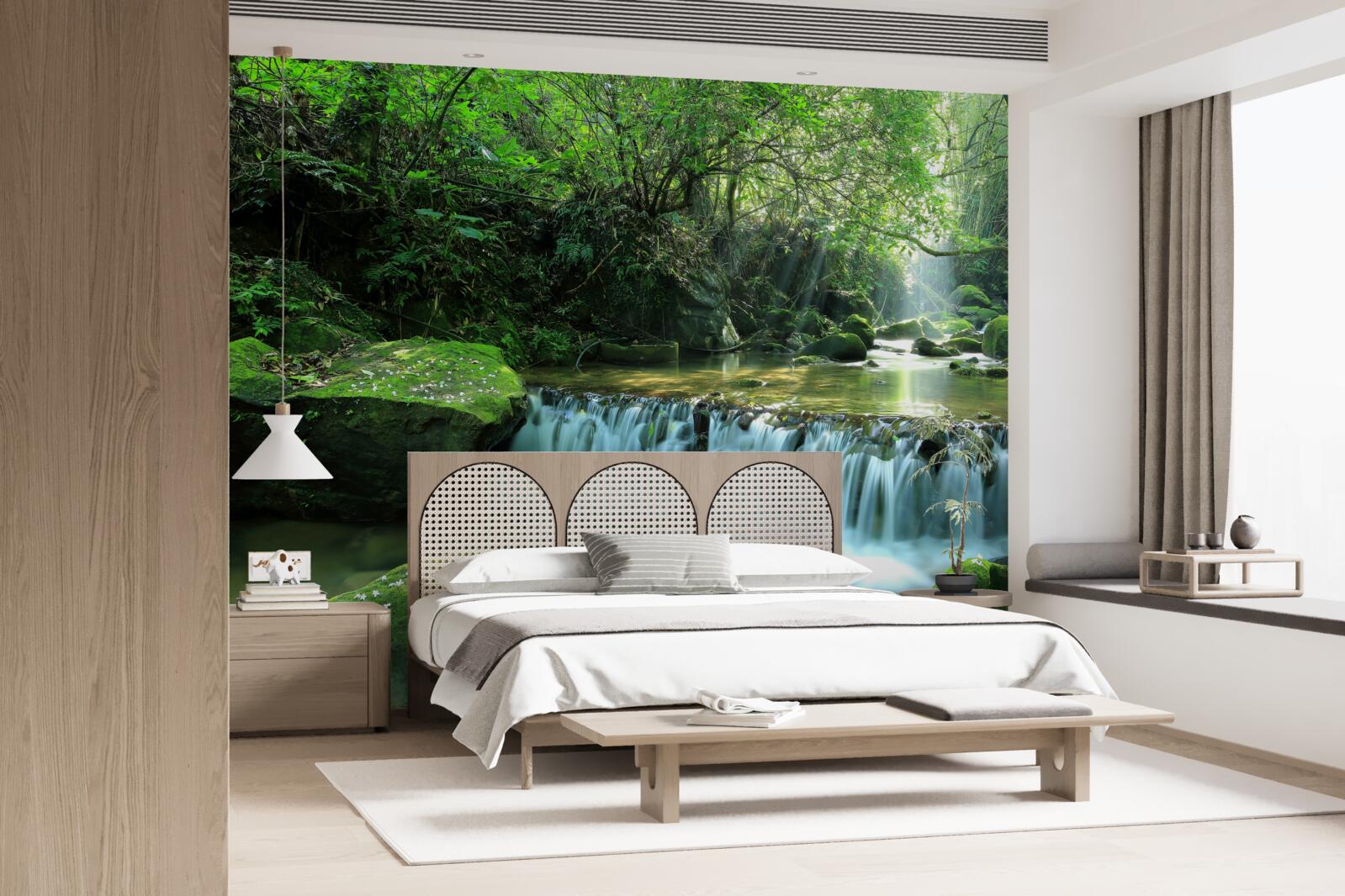 Fotobehang waterval die luidruchtig brede stromen door het groen laat lopen, verlicht door zonnestralen