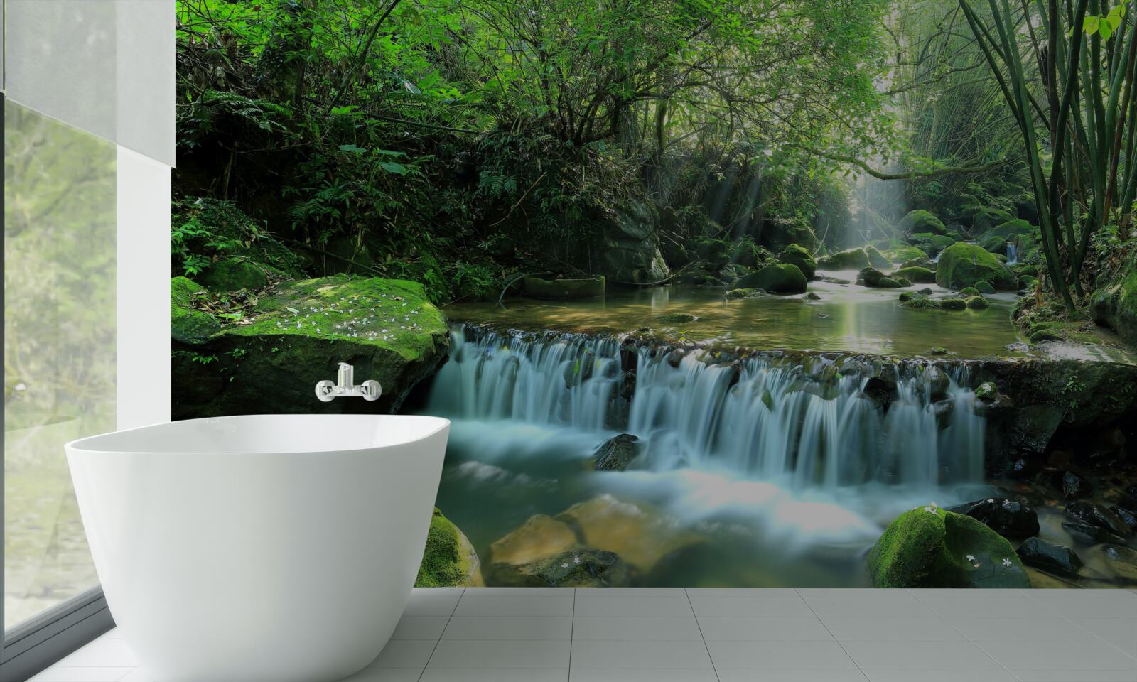 Fotobehang waterval die luidruchtig brede stromen door het groen laat lopen, verlicht door zonnestralen