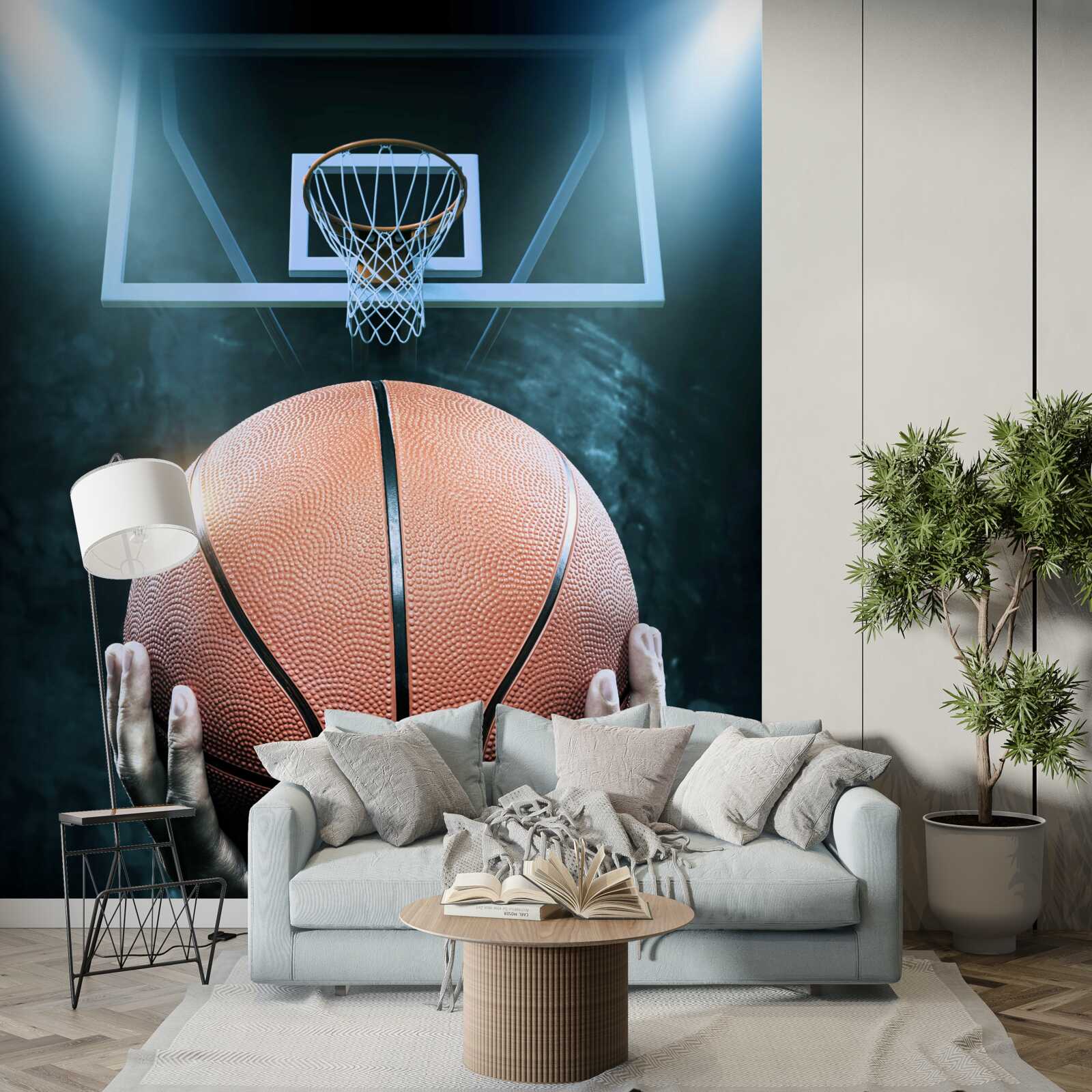 Fotobehang een basketbal wordt vastgehouden op de achtergrond van de hoepel