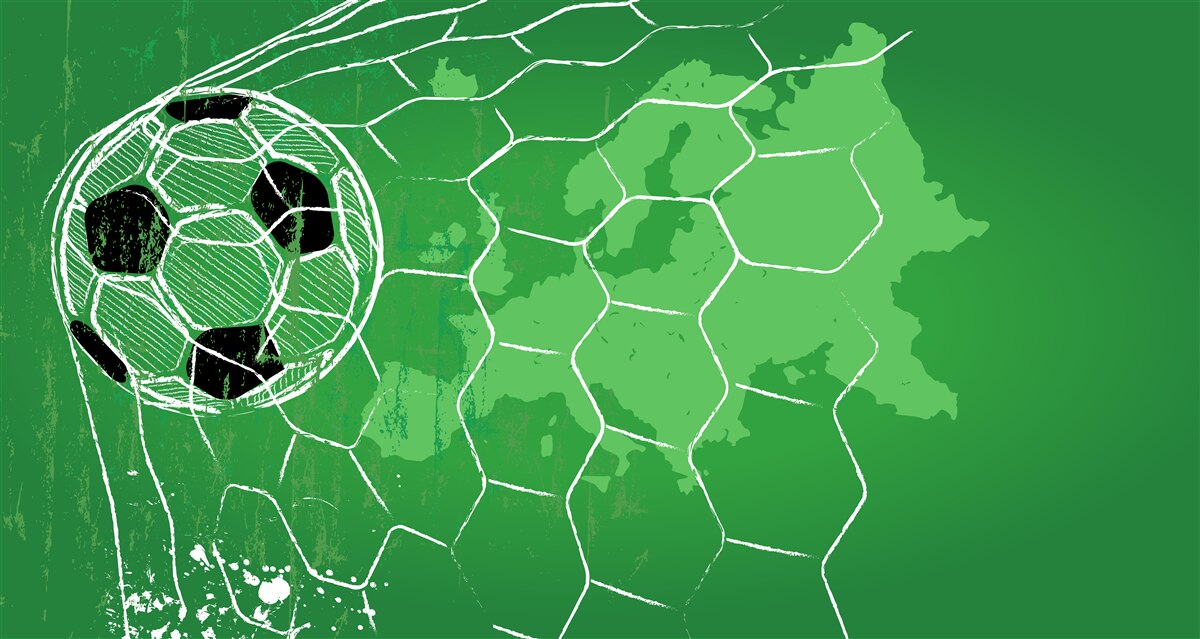 Fotobehang contour van een voetbal en een net tegen een groene achtergrond