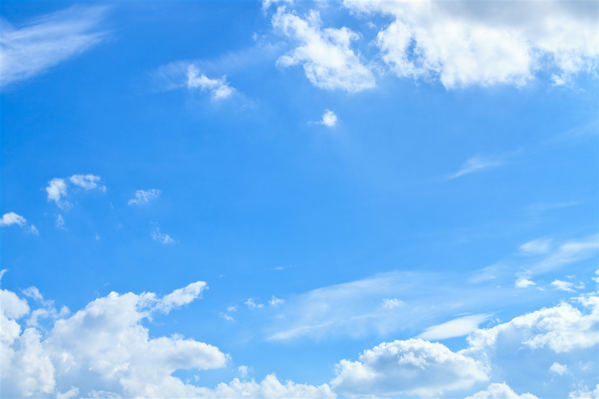 Fotobehang hemelsblauw met sneeuwwitte wolken