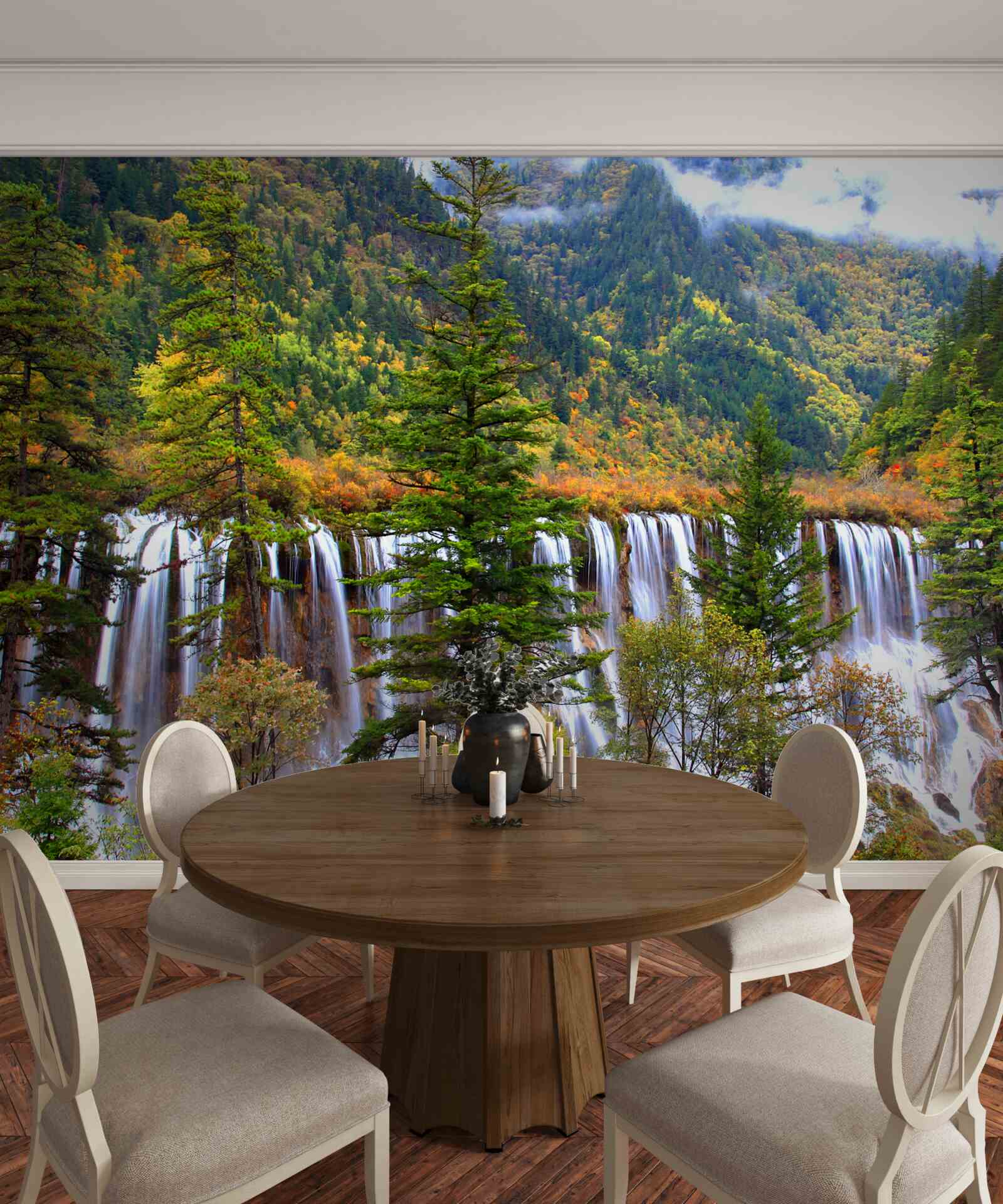 Fotobehang een enorme waterval die langs de berghelling naar beneden stroomt