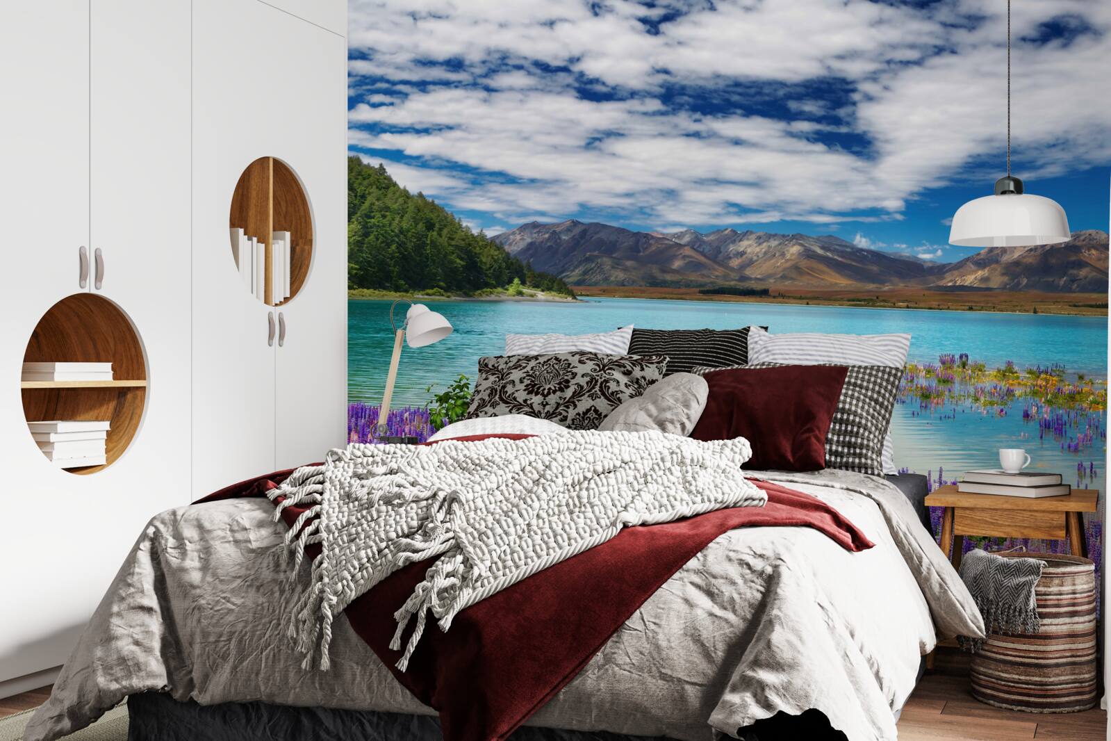 Fotobehang bloemen weerspiegelen in het kristalheldere water van een bergmeer