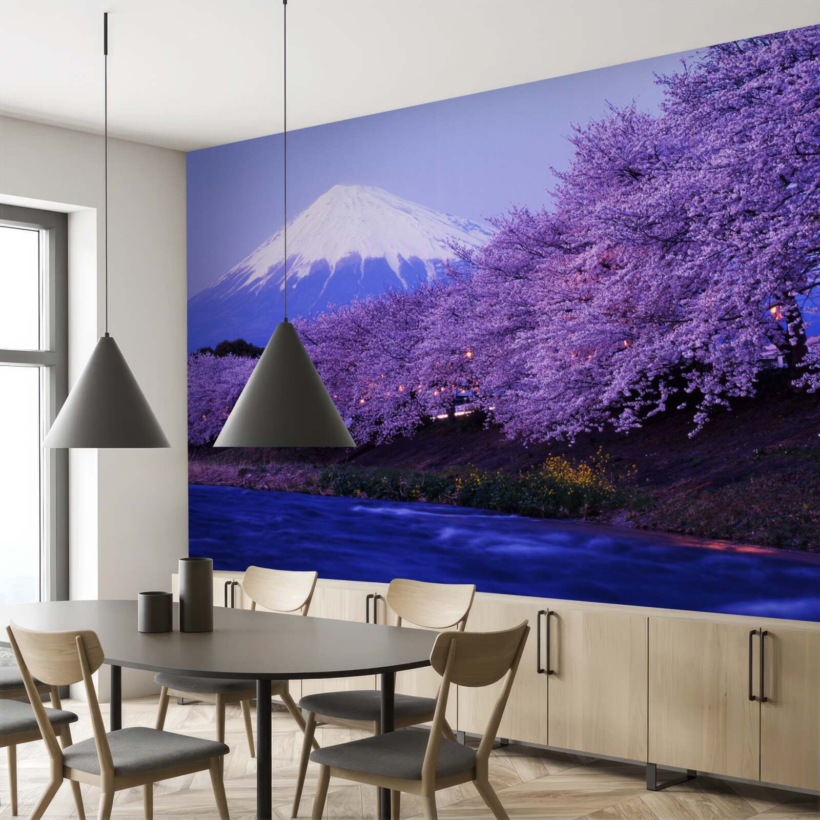 Fotobehang seringbloemen aan de voet van de berg groeien dicht bij het water