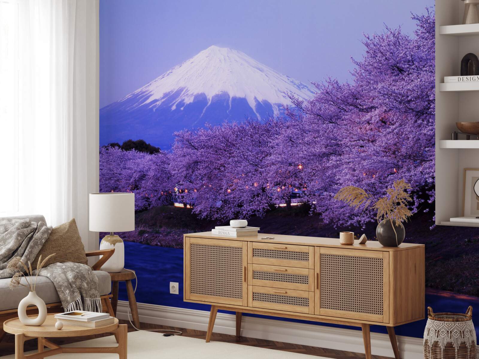 Fotobehang seringbloemen aan de voet van de berg groeien dicht bij het water