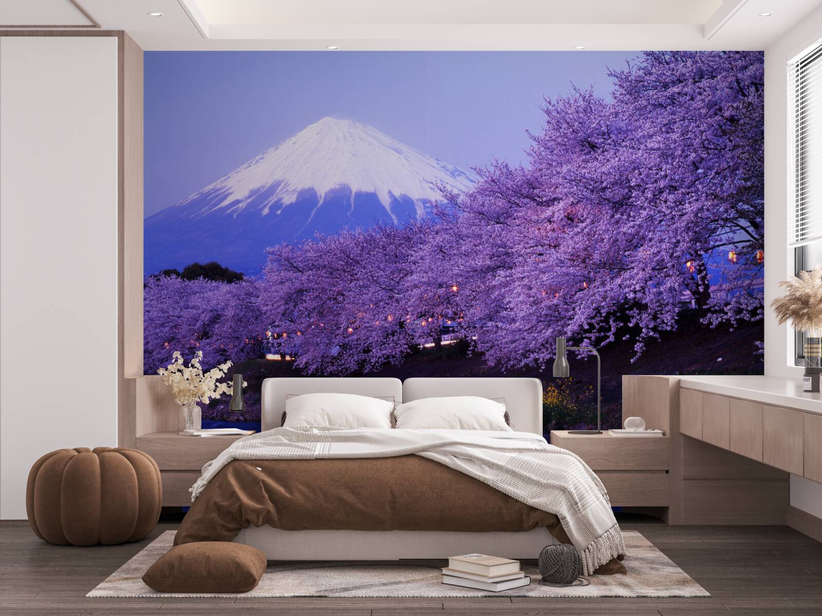 Fotobehang seringbloemen aan de voet van de berg groeien dicht bij het water