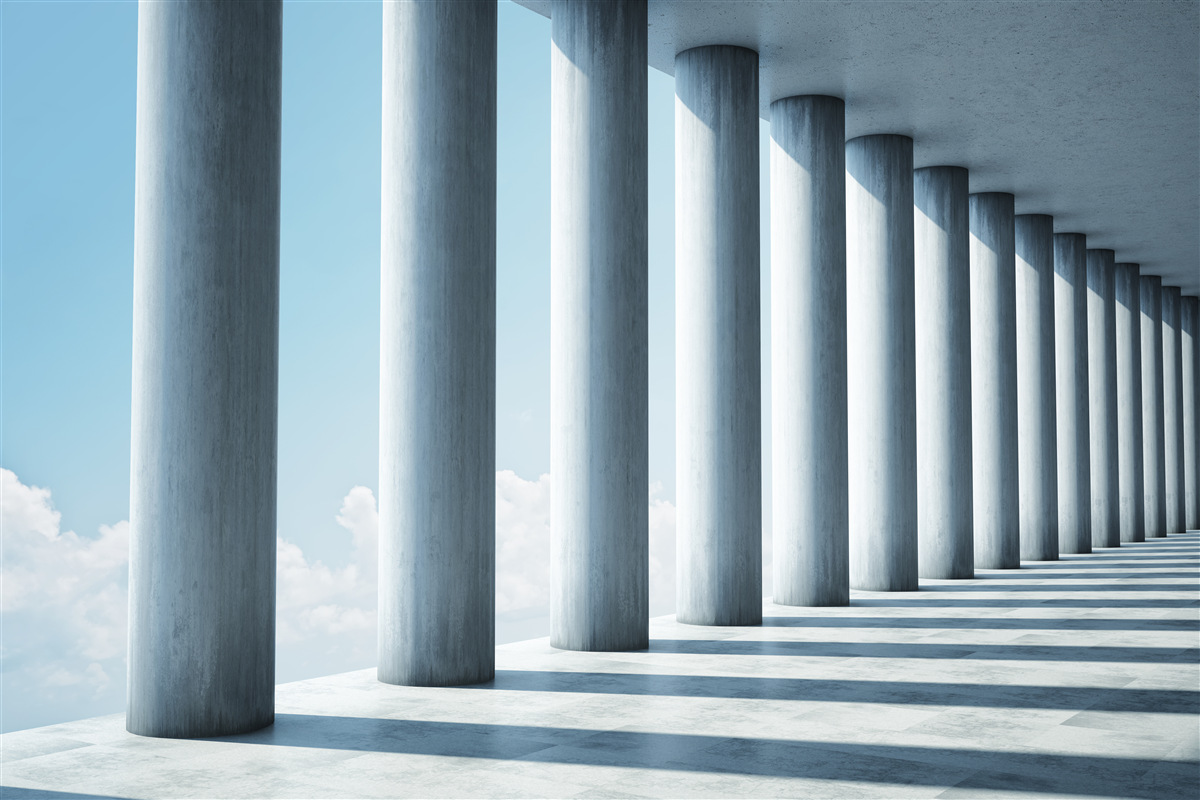 Fotobehang zuilengalerij die zich tot in het oneindige uitstrekt tegen de hemel