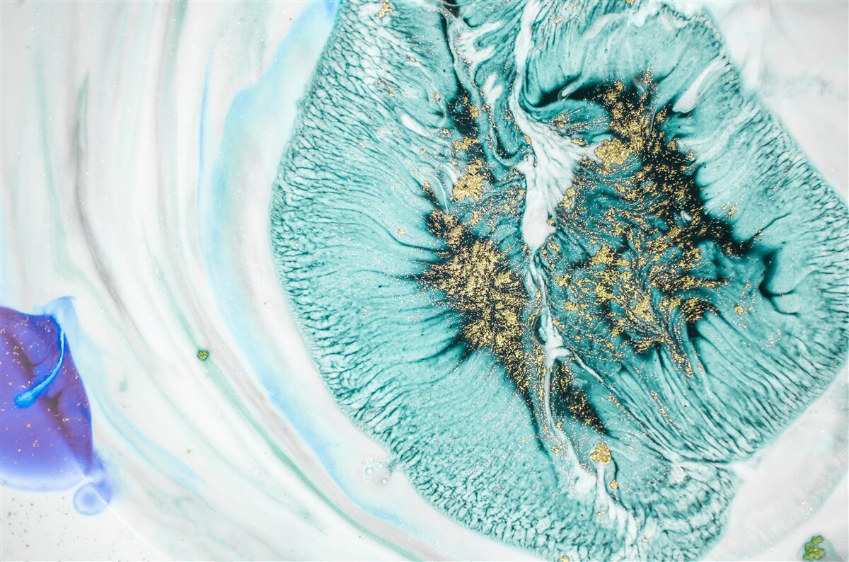 Fotobehang abstracte bloem in blauwtinten op een marmeren oppervlak