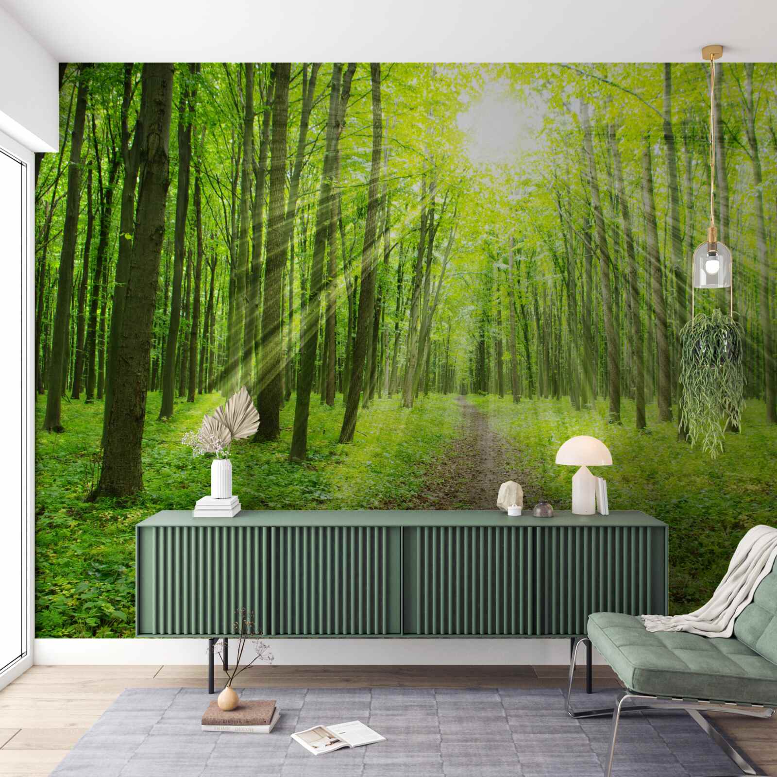 Fotobehang De zonnestralen in het weelderige groene bos verlichten helder alles rondom