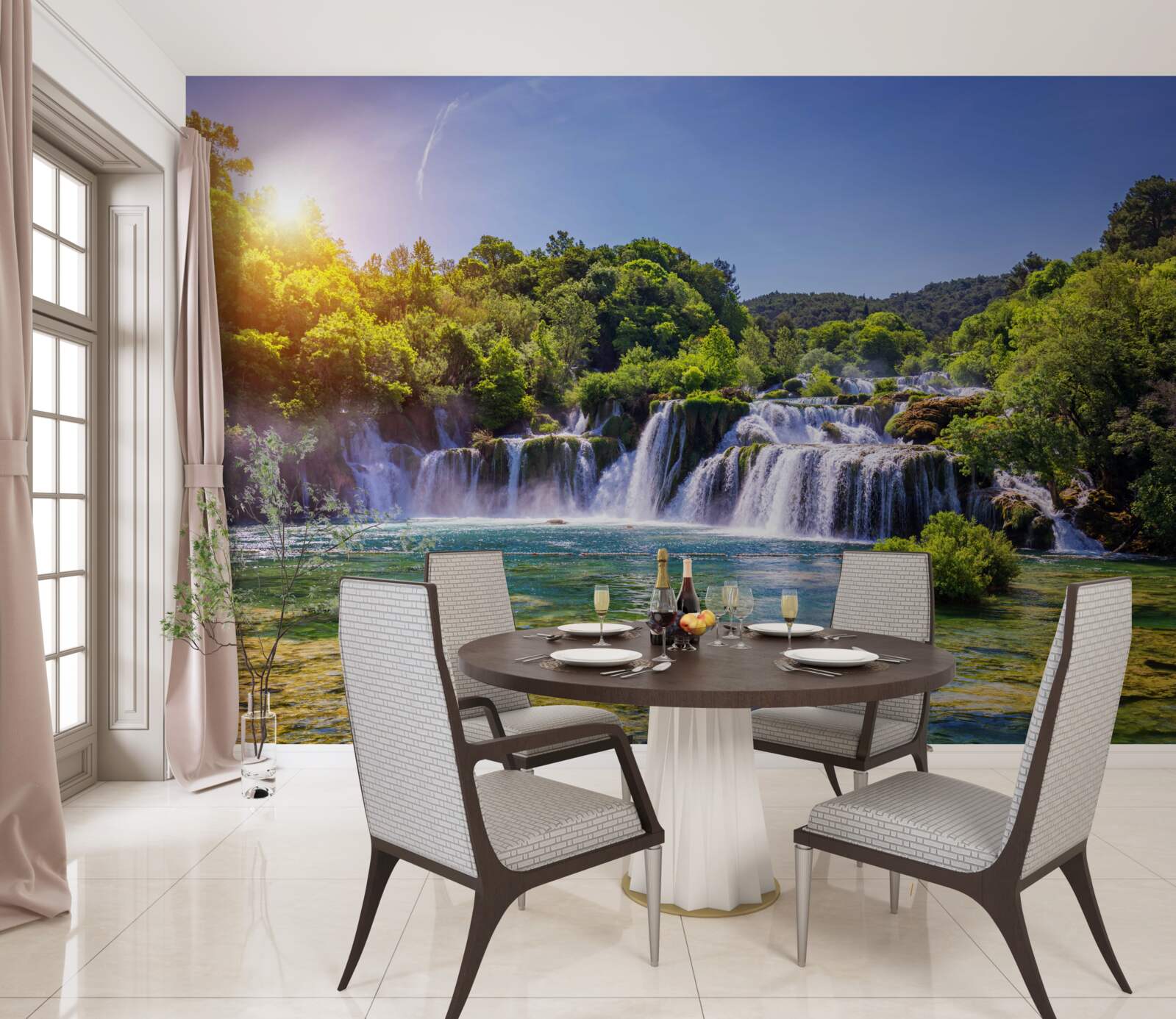 Fotobehang de waterval, die het water ruist onder de vallende schemering, maakt een luid geluid