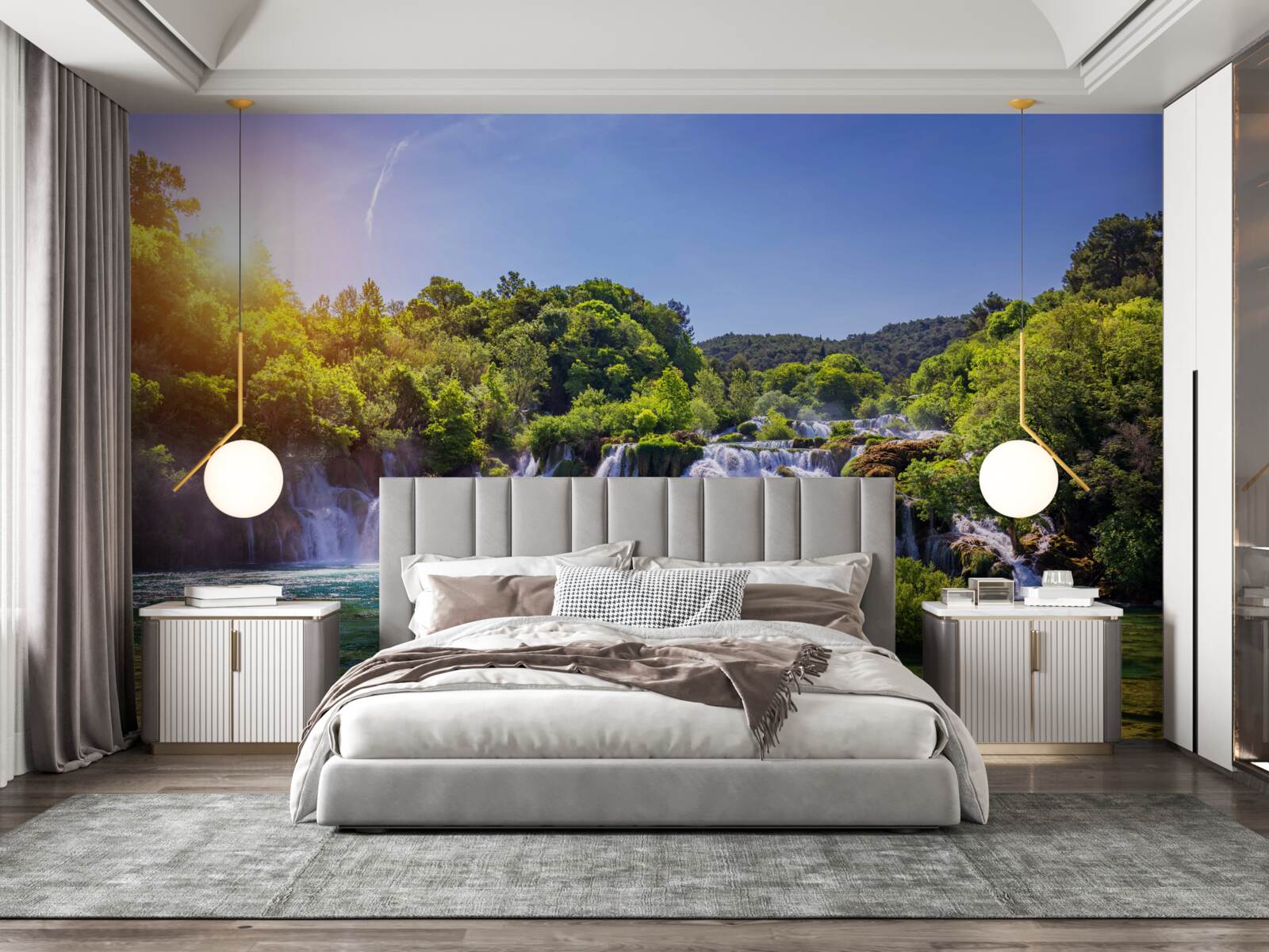 Fotobehang de waterval, die het water ruist onder de vallende schemering, maakt een luid geluid