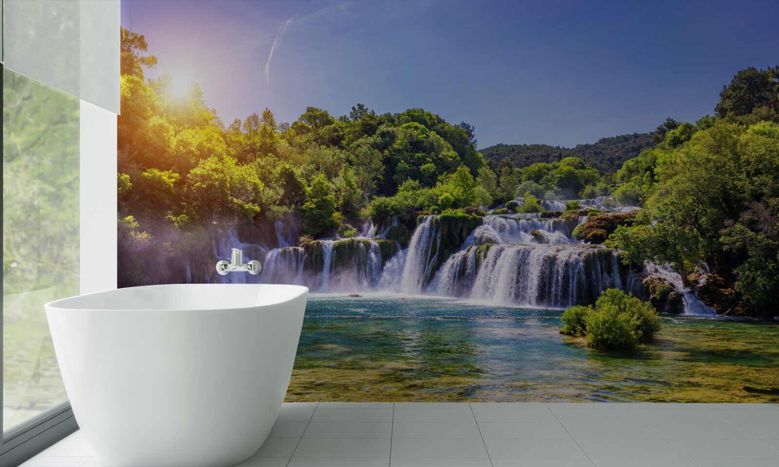 Fotobehang de waterval, die het water ruist onder de vallende schemering, maakt een luid geluid