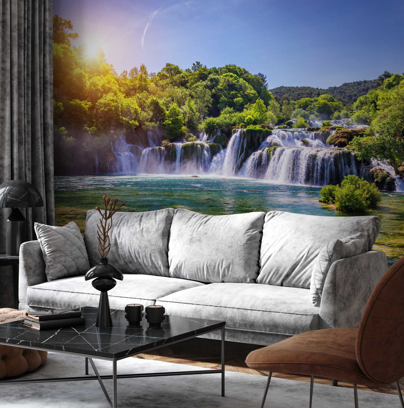 Fotobehang de waterval, die het water ruist onder de vallende schemering, maakt een luid geluid