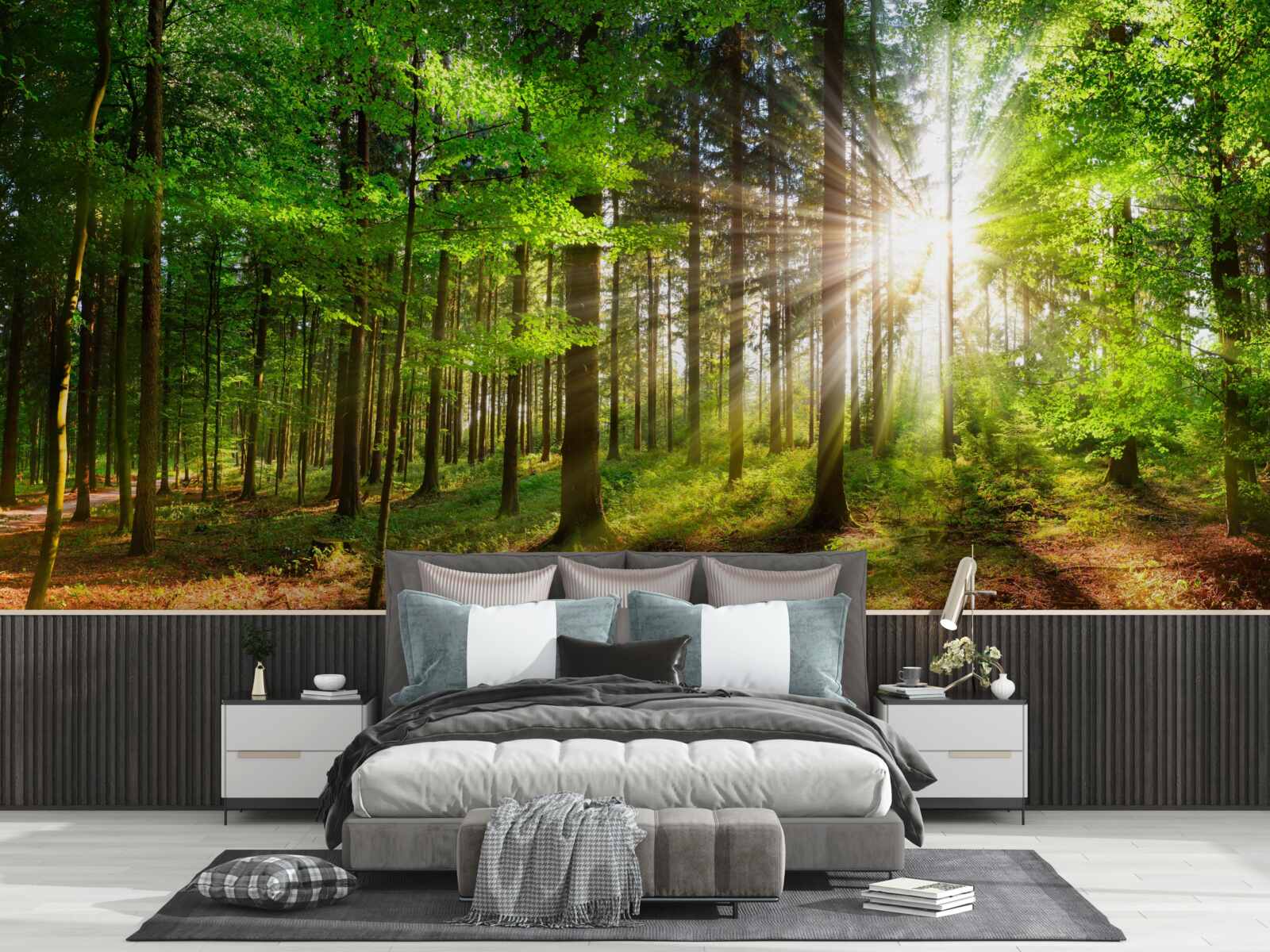 Fotobehang felle zon in een bos bedekt met groene bladeren