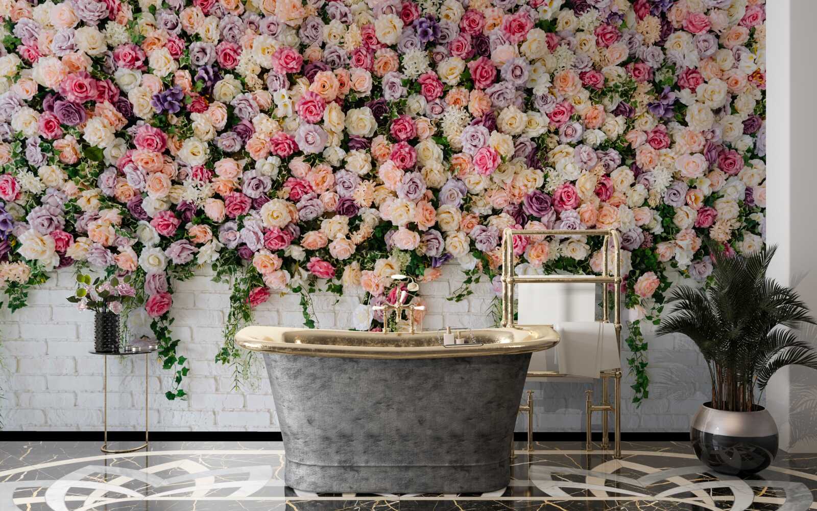 Fotobehang Bakstenen muur versierd met rozenstruikbloemen