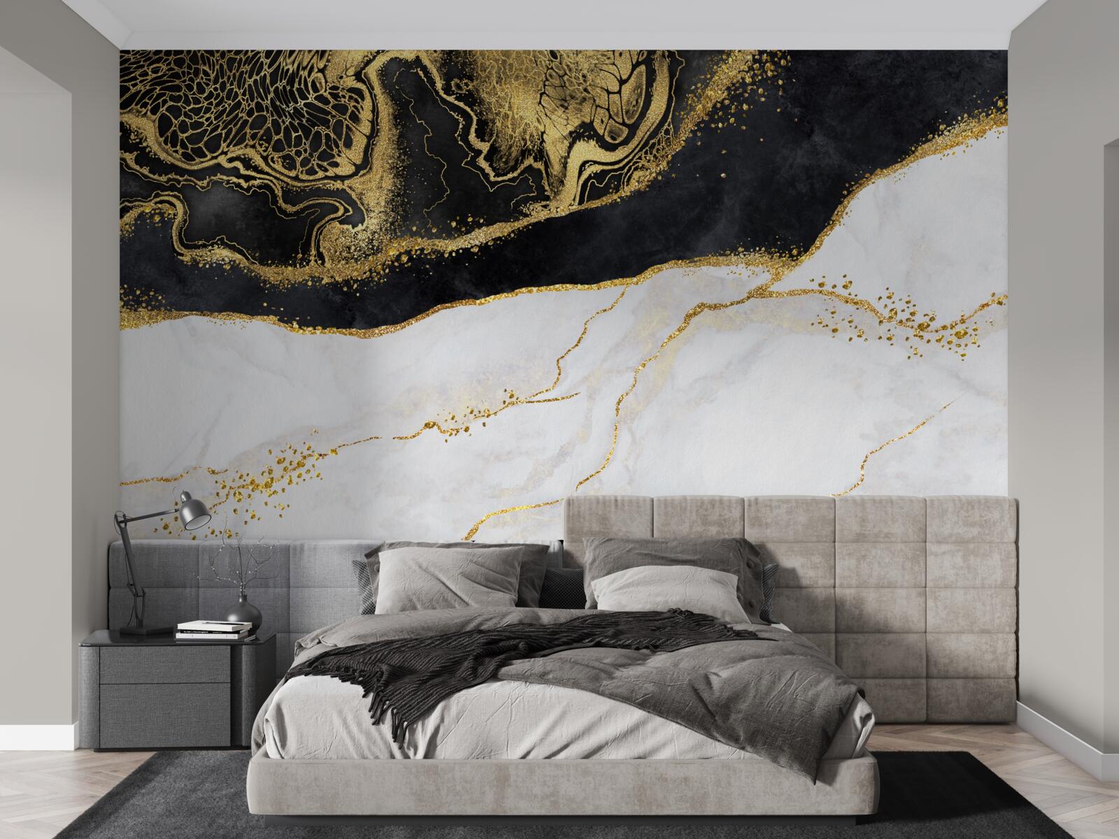 Fotobehang zwarte golven omringen de zanderige kustlijn