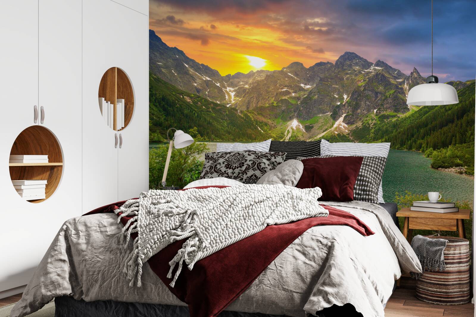 Fotobehang spectaculaire zonsondergang achter de bergketens bij het meer